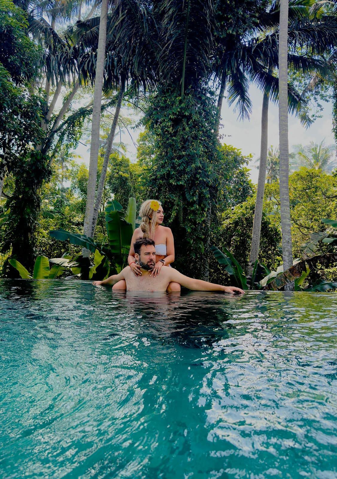 Andrei și Carina la piscină, în junglă
